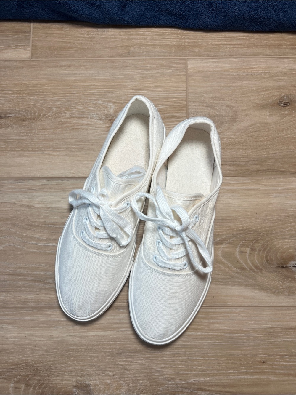 Forever21 Classic men’s White Canvas Lace-Up Sneakers. New.